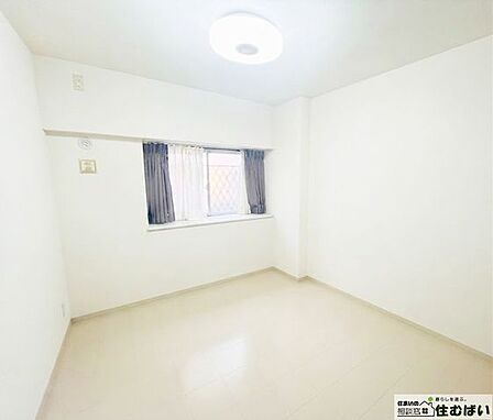 洋室5帖清潔感あふれる洋室になります。こちらの洋室にはクローゼットがついています。