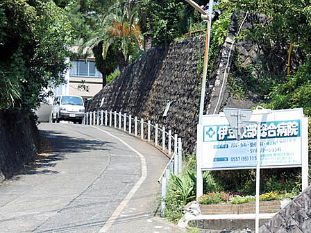道路向かいの伊豆東部総合病