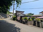 南ひな壇のため、南側のお隣さんは1段低い位置に、北側の公道は1段高い位置にあります。