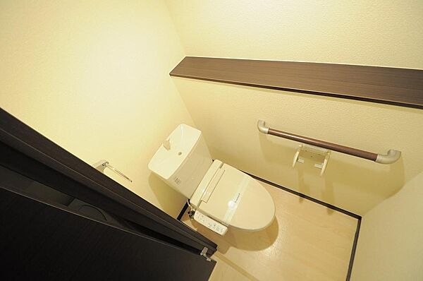 画像9:快適な温水洗浄便座付きトイレになります。