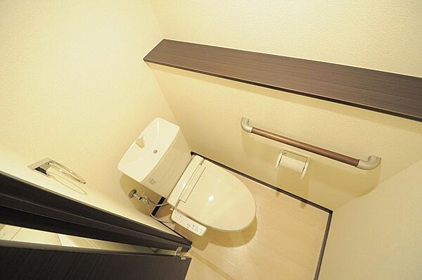 画像8:快適な温水洗浄便座付きトイレになります。