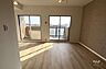 リビング/ダイニング：〜LDK〜約16帖あります。窓から差し込む光がお部屋の雰囲気を明るくします。ソファーやダイニングテーブルを置いて家族の憩いの場としてゆっくり過ごすことができます。