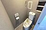 トイレ：〜トイレ〜2023年5月のトイレ新調済みです。棚があるため、ディフューザーを置いたり、トイレットペーパーなどをストックすることができます！