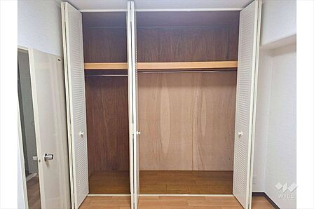 西側洋室約5.5帖にある物入生活用品や靴など収納要とは様々です。小物が多い方には嬉しい収納ですね。