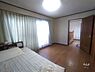その他：〜2階洋室約7.5帖〜バルコニーに面した大きな窓から十分な採光があり、明るく開放的なお部屋となっております。寝室としても、子供部屋としても十分なお部屋になっております！