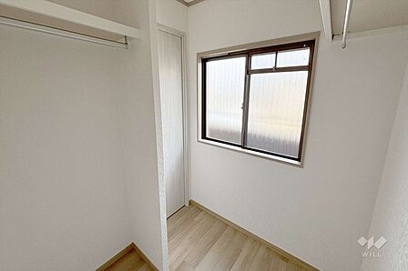 ～ウォークインクロゼット～ハンガーパイプが付いており、お洋服や趣味のお荷物が多い方にも安心してお使いいただけます。また棚も付いているので小物の収納にも便利です。［2026年3月30日撮影］