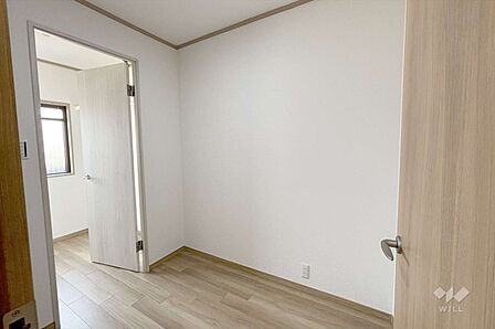 ～納戸～趣味の道具や、季節物、普段使わないものや、たくさんのお洋服を収納することができますので、便利です！上手く工夫すれば、書斎としても使えそうです！［2026年3月30日撮影］
