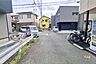 外観：～物件の南側前面道路（西側から）～田畑が点在し、のどかな雰囲気。近くに『池尻春日神社』が鎮座しています。［2026年9月10日撮影］