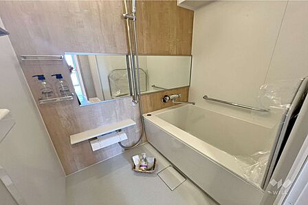 ～浴室～2026年7月ユニットバス新調済みですので気持ちよくお使いいただけます！また、手すりもついており、お子様やお年寄りにも安心です！［2026年8月15日撮影］