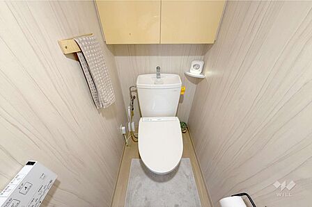 ～トイレ～上部に収納がございますので、トイレットペーパーや掃除用品を収納して生活感を隠すことが出来ます。壁紙交換などのちょこっとリフォームもご提案できます！お気軽にお問合わせくださいませ！