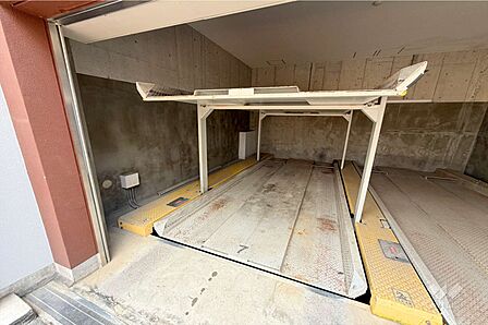 ～物件の駐車スペース～駐車場権利付きです！屋内にございますので、雨の日も濡れることなく保管することができます。［2026年7月28日撮影］