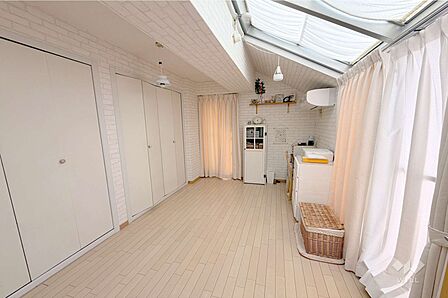 ～2階西側洋室約6.9帖～天窓が印象的な開放感のある洋室！収納もたくさんございますので、お部屋をスッキリすることができます！寝室としても、子供部屋としても十分なお部屋です！