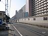 その他：マンションの東側前面道路