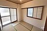 その他：南側側和室約5.5帖バルコニーに面した、大きく窓がとられてるため、開放感があり、明るく快適にお過ごしいただけます。また、押入もございますので、荷物が多い方でも安心！［2026年8月21日撮影］