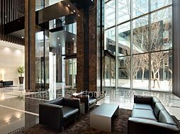 W棟1階の重厚感ある広々とした「ウエストエントランス」では、大きな窓で壮麗さが演出されています