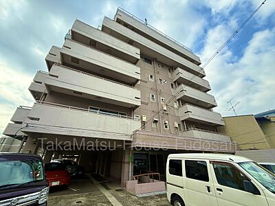 外観:落ち着いた色合いで統一された外観デザイン。10階建てのしっかりした造りで、安心感のあるマンション。 外観:落ち着いた色合いで統一された外観デザイン。10階建てのしっかりした造りで、安心感のあるマンション。