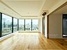 リビング/ダイニング：南東角部屋で窓が多く開放感がございます
