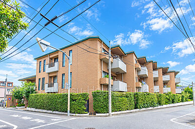 外観：低層住居が建ち並ぶ閑静なエリアの低層レジデンス〈ディアナコートシリーズ〉