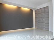 ダウンライトでオシャレな洋室。