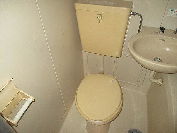 画像5:ユニットバス内のトイレはお掃除も楽ですね