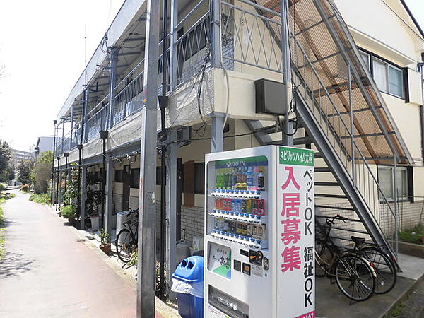 画像3:建物近くに自動販売機があります。