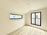 室内：2号棟  ■落ち着いた色合いのお部屋で穏やかな時間を楽しめます