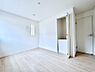 室内：2号棟  ■落ち着いた色合いのお部屋で穏やかな時間を楽しめます
