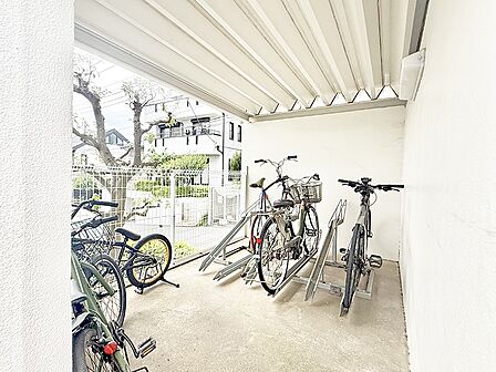 ■敷地内に駐輪場を完備しており、自転車の利用もスムーズです
