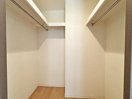 ■衣類をまとめて収納できるWIC