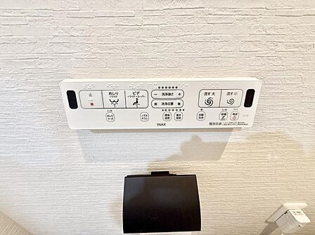 ■温水洗浄で快適、清潔感が保たれるシャワートイレ