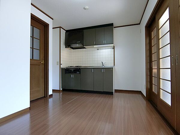 画像5:白を基調とした床で明るい居室です。
