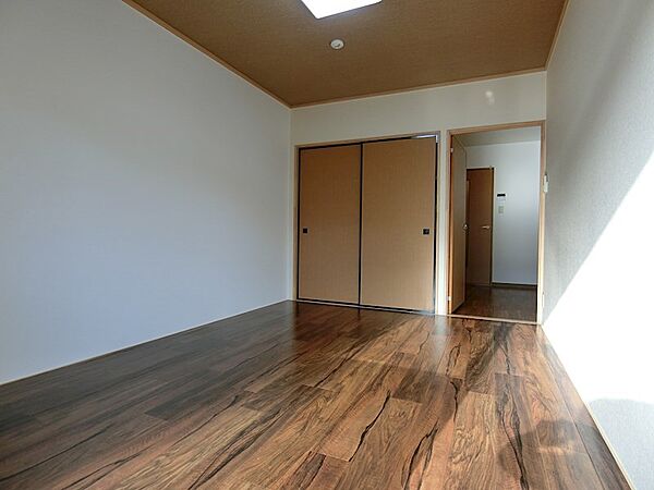 画像3:ベランダに面した収納の付いたお部屋。和室を洋間に改装しました。
