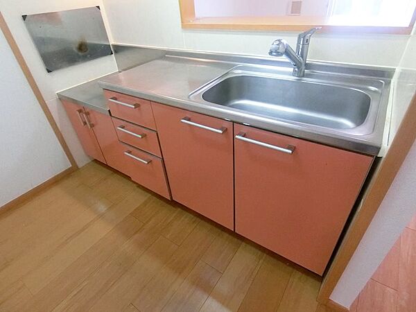 画像4:サーモンピンクのキッチン台が可愛い！