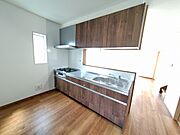 タカラのシステムキッチンです。ウッド調の扉がイイ感じ。鍋が振れる楽しみがあるガスコンロ付