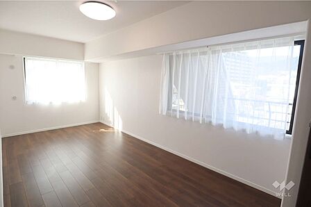 北西側洋室約9.4帖です。広々とした洋室で、ルーフバルコニーに面しています！2面採光で、明るい印象！ウォークインクローゼットも付いており、お荷物の多い方でも安心です！