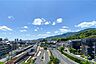 バルコニー：バルコニーからの眺め（西方向）です。六甲山の山々、阪急御影駅が見えます！［2026年5月29日撮影］