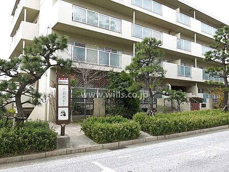 マンション前にバス停があります。