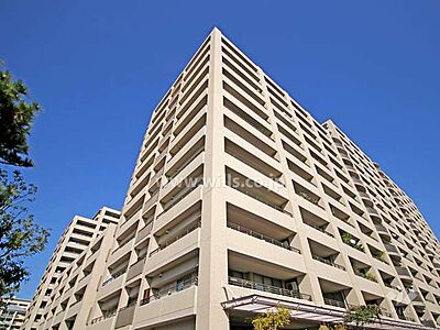 外観:摩耶シーサイドプレイスイースト3番館の外観(南西側から)。阪神「岩屋」駅から徒歩12分にある新耐震基準マンションです。海沿いの住宅地に位置し、共有施設も充実しています。 外観:摩耶シーサイドプレイスイースト3番館の外観(南西側から)。阪神「岩屋」駅から徒歩12分にある新耐震基準マンションです。海沿いの住宅地に位置し、共有施設も充実しています。