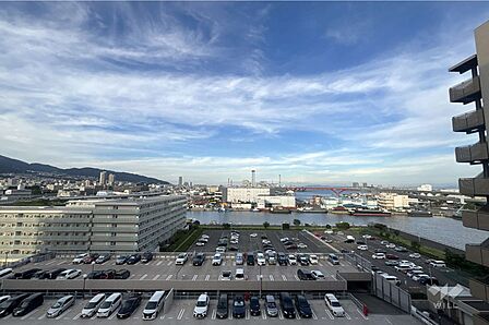 バルコニーからの眺め（東方向）です。神戸の海・山・街を一望できます！［2026年7月11日撮影］