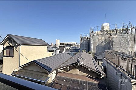 バルコニーからの眺め（南東方向）です。周辺は第1種住居地域内の住宅街。南方向に国道43号線が走っており、車の移動に便利な立地です！［2026年7月9日撮影］