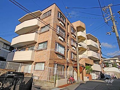 外観：国玉コーポの外観(南東側から)です。阪急六甲駅からバス乗車約6分、徒歩2分にあるマンション。西方向約400ｍにソメイヨシノが並ぶ「桜のトンネル」があります！