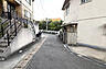 外観：物件の北西側前面道路（南西側から）［2026年10月2日撮影］