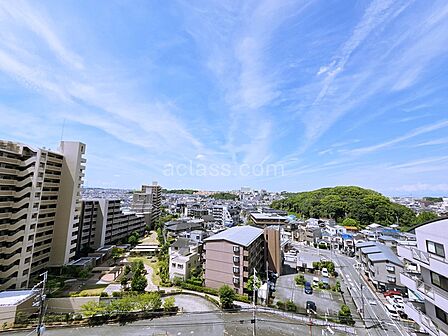 １０階からの開放感のある眺望がバルコニーから広がります。