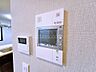 設備：来訪者のお顔もしっかり確認できるカラーモニター付のインターホンです。オートロックの解錠もできます。