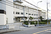 小学校「池田市立五月丘小学校まで304ｍ」