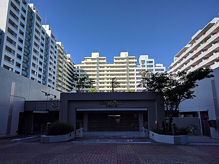 EV用の区画、ゆったり駐車できる区画、洗車場もあって何かと便利な駐車場です(公園西の街ならではです)
