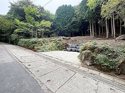 外観：温泉引込のできる更地。高台から大文字を望む。