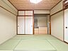 その他：リビング隣接する和室は約8帖、寝室としてご利用されています。