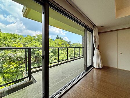 早川の瀬音、四季折々の景色を楽しむ角部屋2LDK