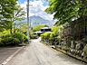 その他：東急箱根明神平サニーパーク別荘地、戸建のご紹介です。前面道路は緩やかな傾斜地になります。